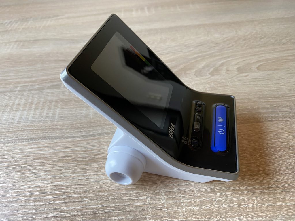 Braun ExactFit 3 Blutdruckmessgerät Seitenansicht