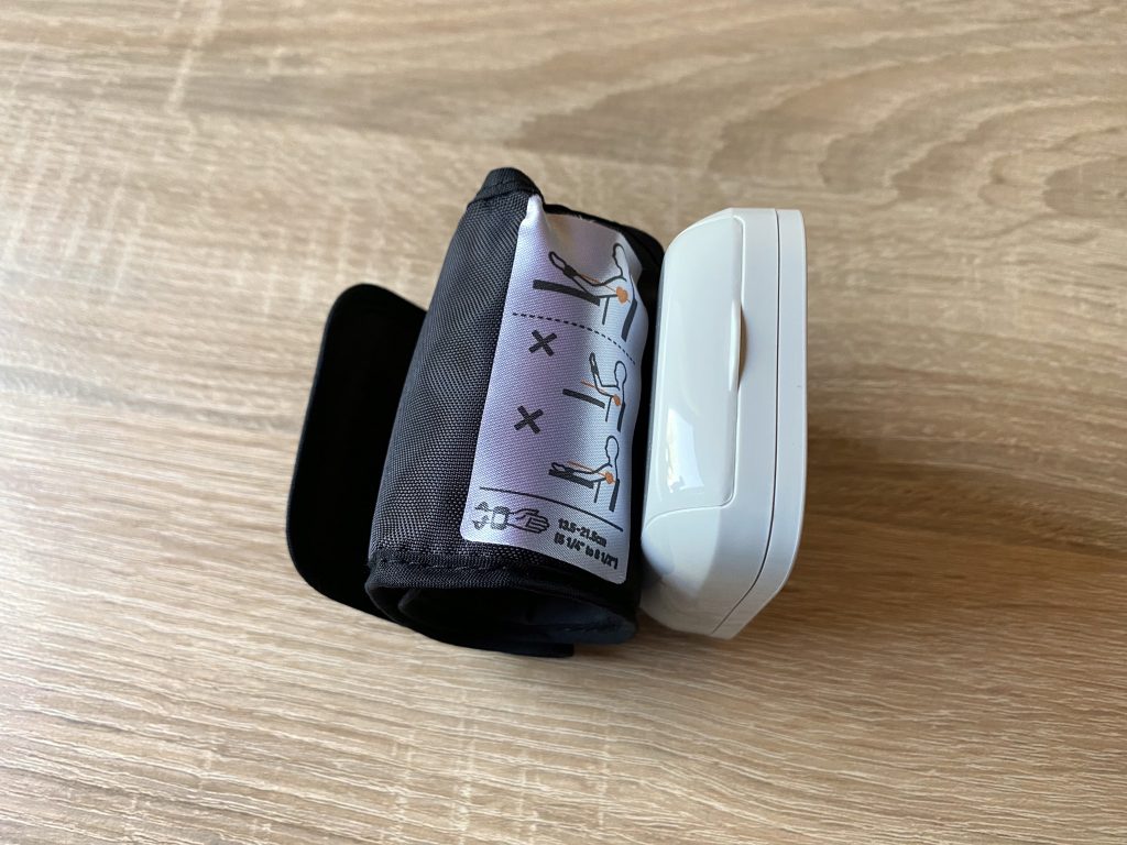 Omron RS 2 Blutdruckmessgrät Seitenansicht
