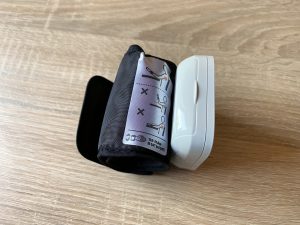 Omron RS 2 Blutdruckmessgrät Seitenansicht