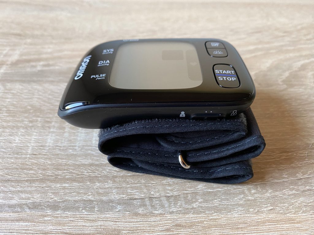 Omron RS7 Intelli IT Blutdruckmessgerät Seitenansicht