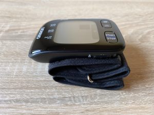 Omron RS7 Intelli IT Blutdruckmessgerät Seitenansicht
