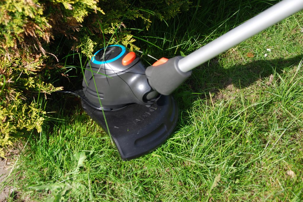 Gardena ComfortCut 23-18 Akku-Rasentrimmer in Aktion