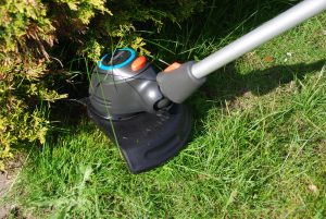 Gardena ComfortCut 23-18 Akku-Rasentrimmer in Aktion