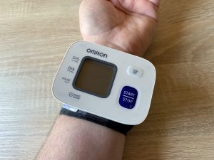 Omron RS 2 Blutdruckmessgrät am Handgelenk