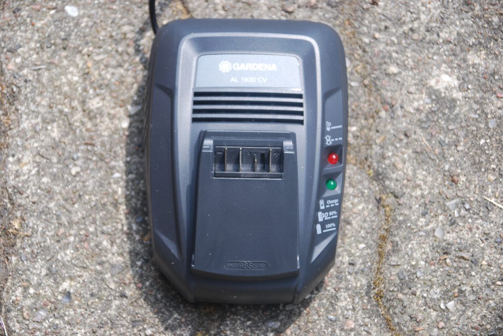 Gardena PowerMax 37-36V P4A Akku-Rasenmäher Akkuladegerät