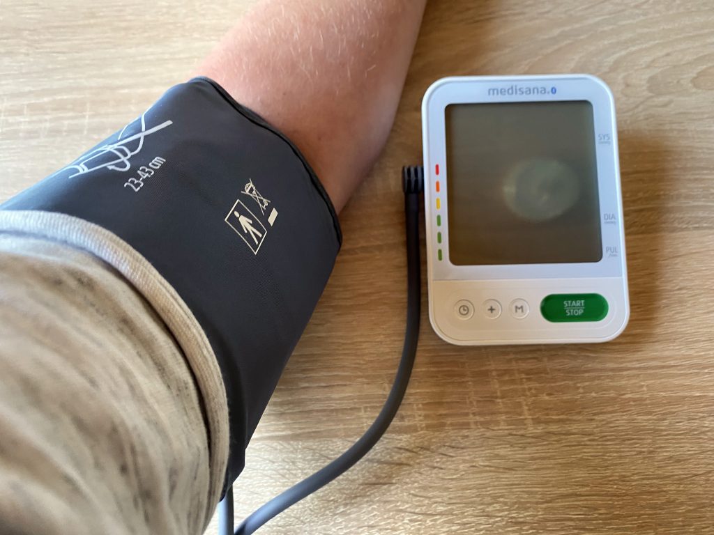 Medisana BU 584 Connect Blutdruckmessgerät Manschatte am Arm