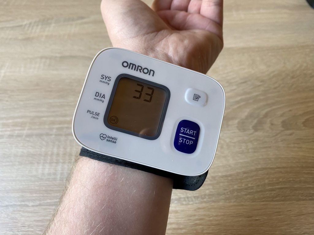 Omron RS 2 Blutdruckmessgrät erste Messung