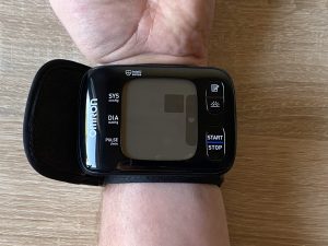 Omron RS7 Intelli IT Blutdruckmessgerät am Unterarm