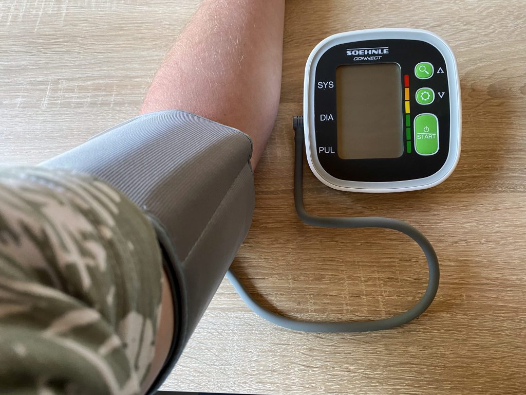 Soehnle Systo Connect 300 Blutdruckmessgerät Manschette am Arm