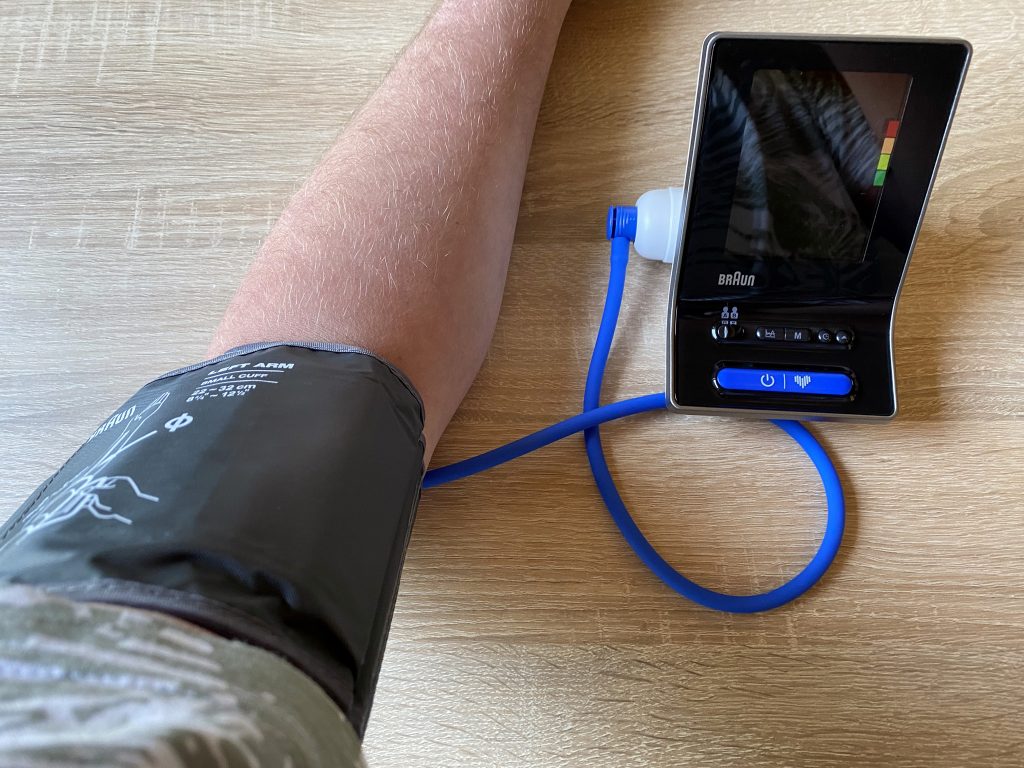 Braun ExactFit 3 Blutdruckmessgerät Manschette am Arm