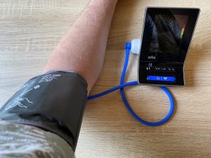 Braun ExactFit 3 Blutdruckmessgerät Manschette am Arm
