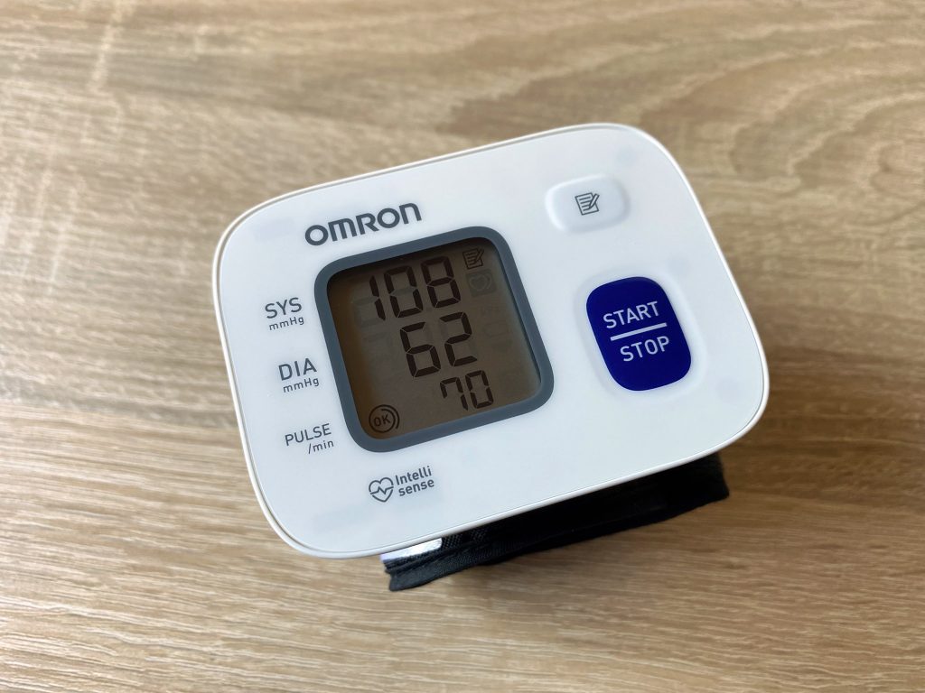 Omron RS 2 Blutdruckmessgrät Anzeige Messwert letzte Messung