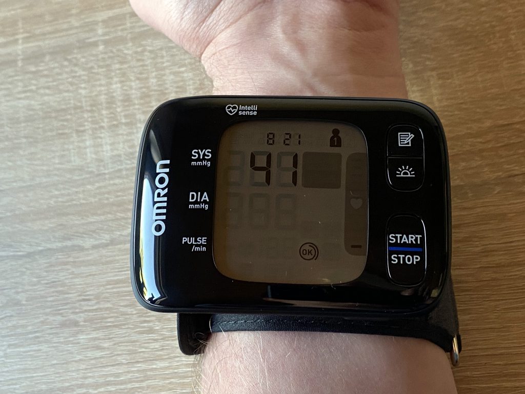 Omron RS7 Intelli IT Blutdruckmessgerät erste Messung