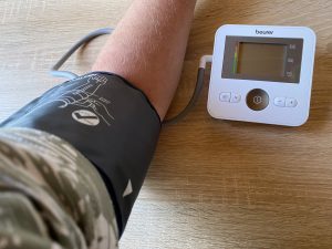 Beurer BM 27 Blutdruckmessgerät Manschette am Arm