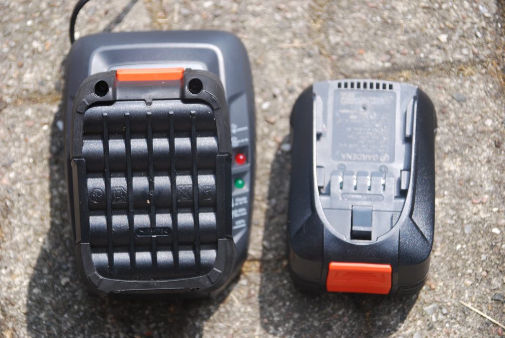 Gardena PowerMax 37-36V P4A Akku-Rasenmäher mit Akku und Akku lose daneben