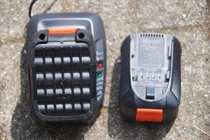 Gardena PowerMax 37-36V P4A Akku-Rasenmäher mit Akku und Akku lose daneben