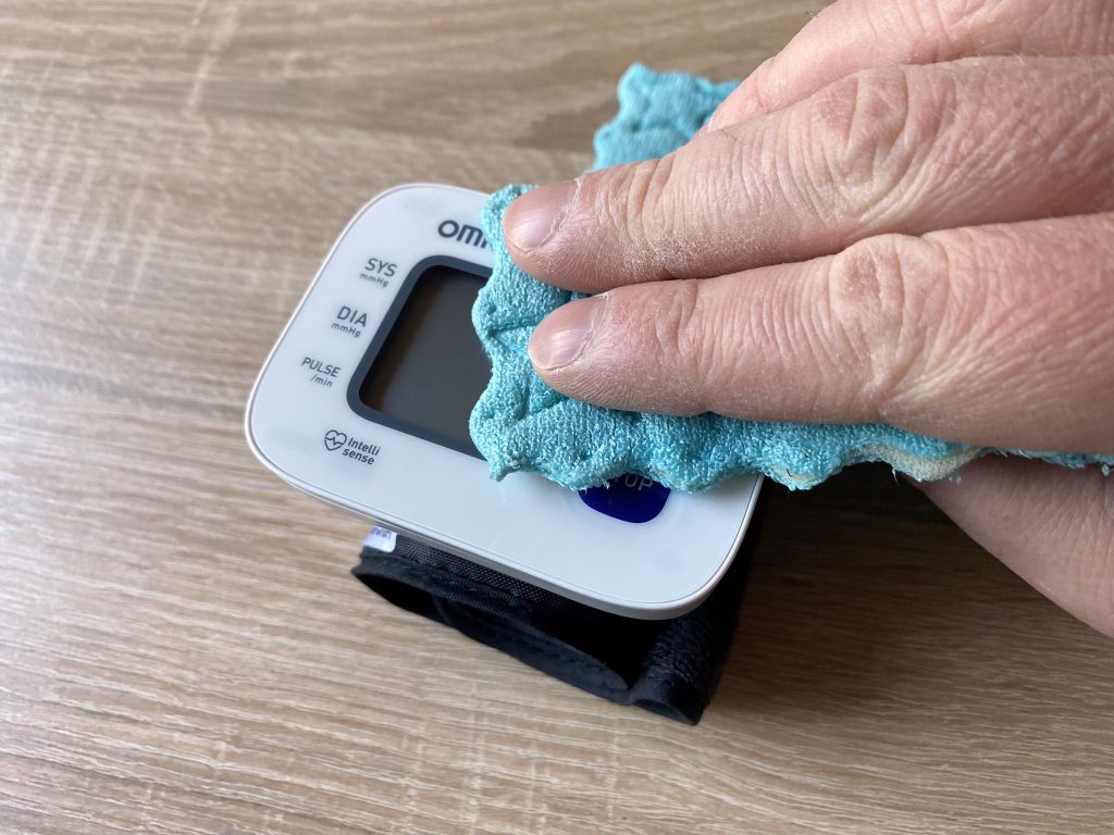 Omron RS 2 Blutdruckmessgrät Renigung Gerät