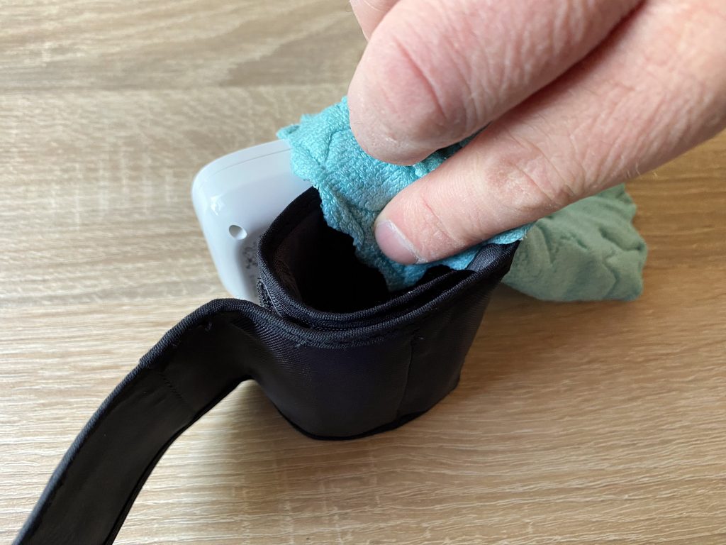 Omron RS 2 Blutdruckmessgrät Reinigung Manschette