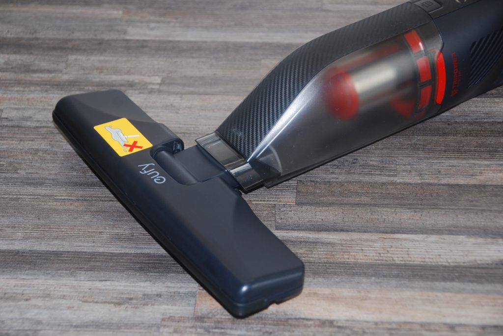 Eufy H30 Infinity Handstaubsauger Bodendüse aufgesteckt