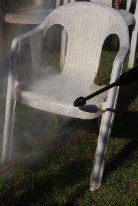 15 Kärcher K2 Akku-Hochdruckreiniger alter Gartenstuhl