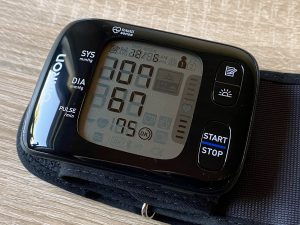 Omron RS7 Intelli IT Blutdruckmessgerät Anzeige letzte Messung 2
