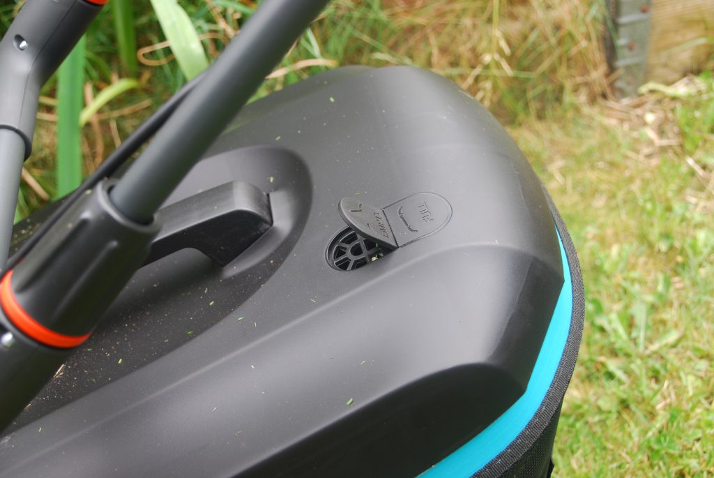Gardena PowerMax 37-36V P4A Akku-Rasenmäher Füllstandsanzeige