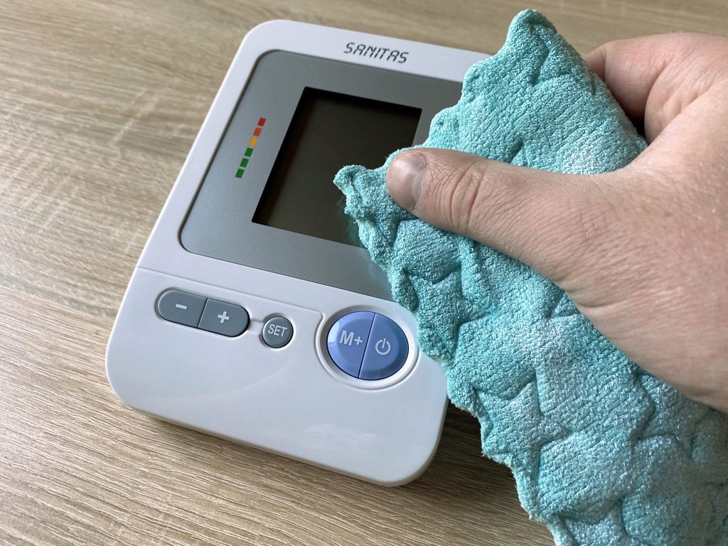 Sanitas SBM 21 Blutdruckmessgerät Reingung Gerät