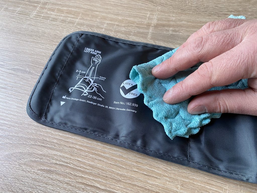 Sanitas SBM 21 Blutdruckmessgerät Reinigung Manschette