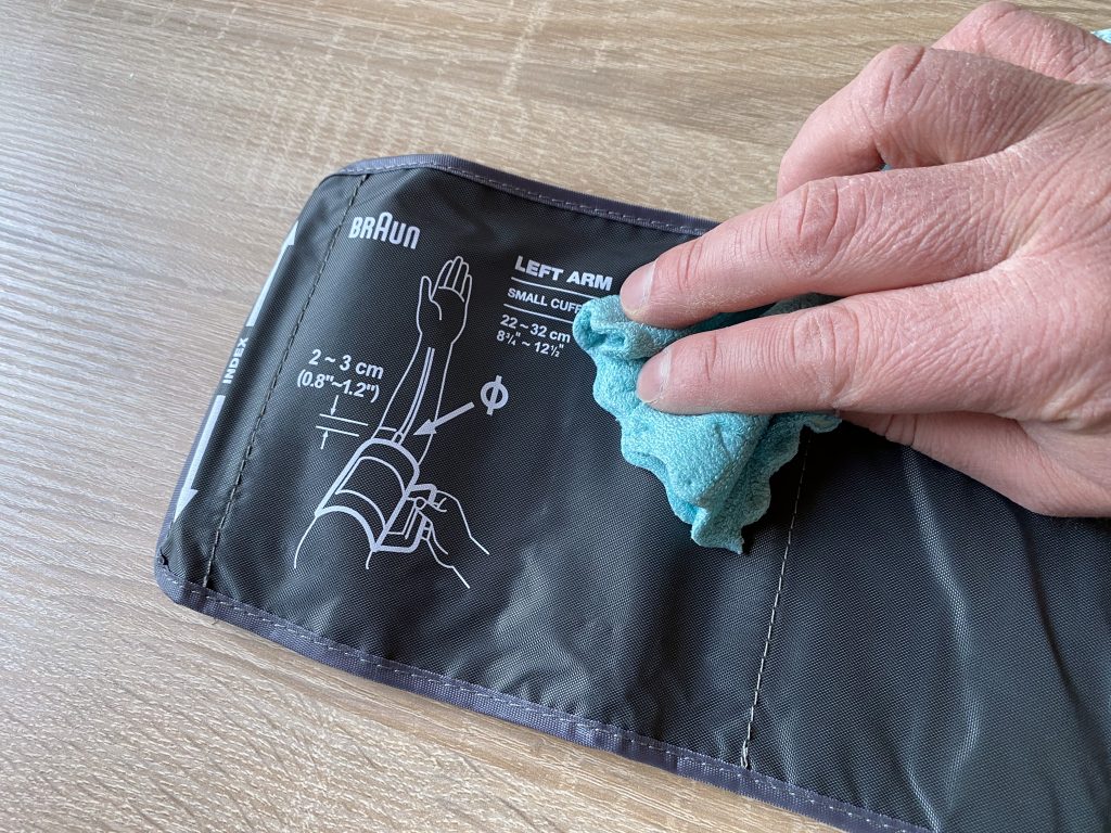 Braun ExactFit 3 Blutdruckmessgerät Reinigung Manschette