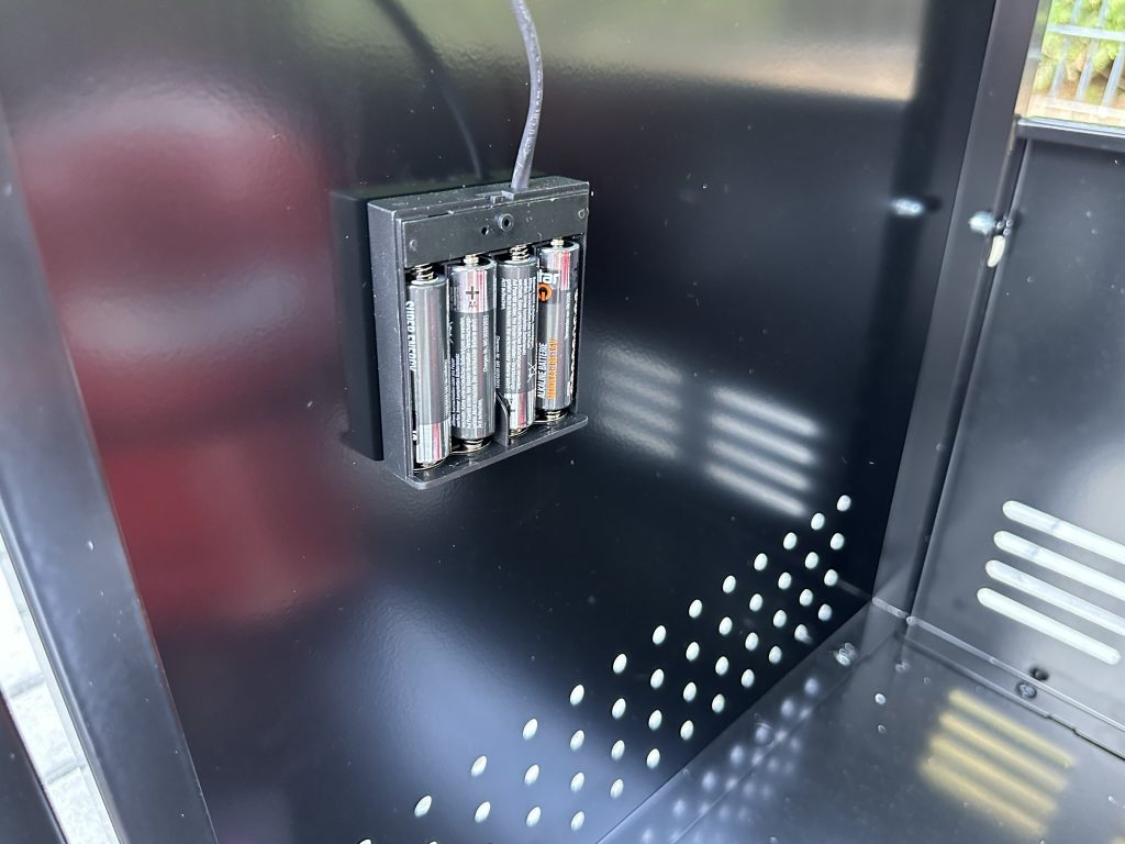 Grillfürst G310E Gasgrill Batteriefach mit Batterien