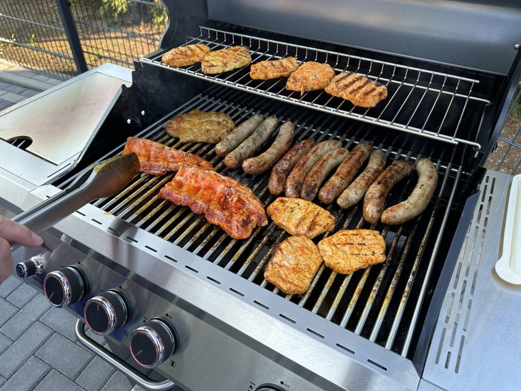 Grillfürst G310E Gasgrill Fleisch drehen