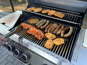 Grillfürst G310E Gasgrill Fleisch drehen