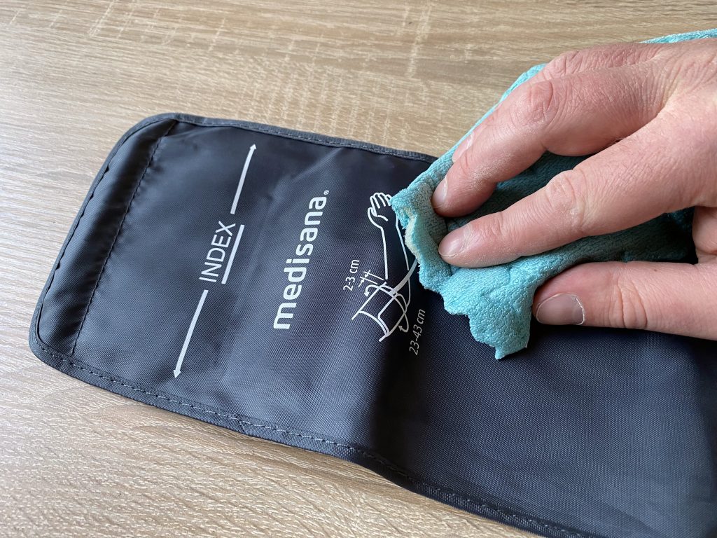 Medisana BU 584 Connect Blutdruckmessgerät Reinigung Manschette