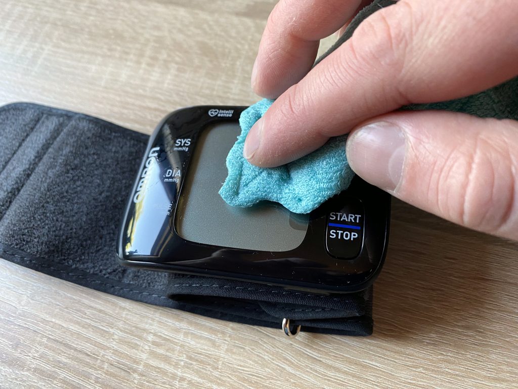 Omron RS7 Intelli IT Blutdruckmessgerät Reingung Gerät