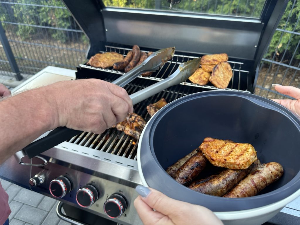Grillfürst G310E Gasgrill Fleisch entnehmen