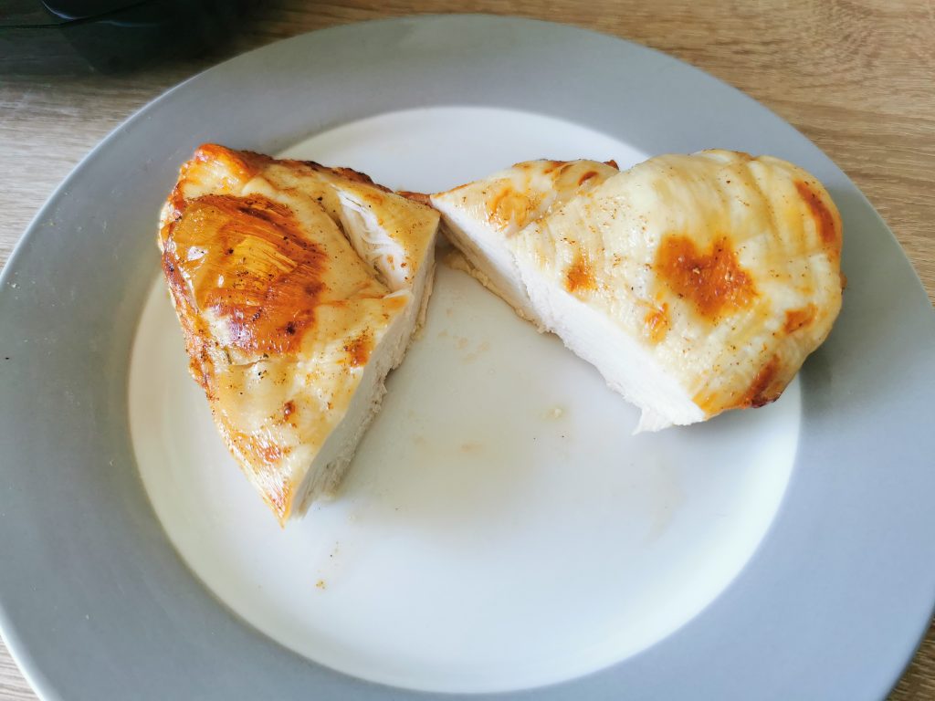 Amazon Basics Heißluftfritteuse Hähnchen aufgeschnitten