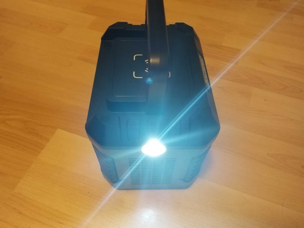 BALDERIA Power Cube PPS 500 Powerstation mit eingeschalteter Lampe