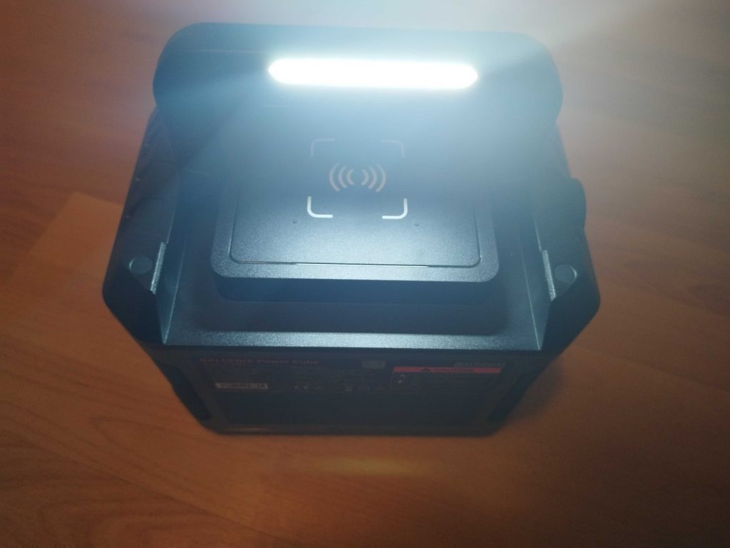 BALDERIA Power Cube PPS 500 Powerstation mit eingeschalteter Lampe am Griff