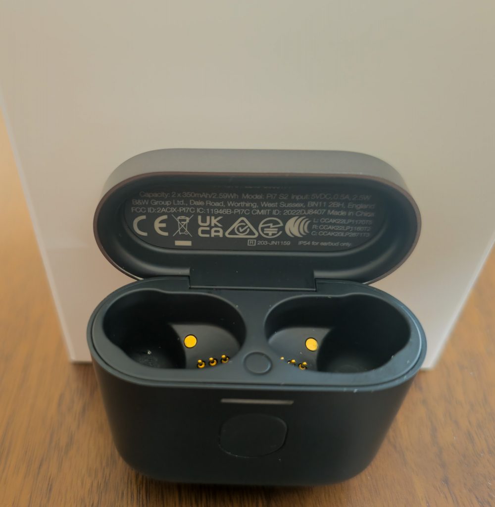 Bowers & Wilkins Pi7 S2 In-Ear-Bluetooth-Kopfhörer Ladecase geöffnet ohne In Ears