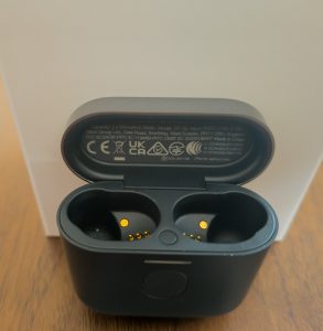 Bowers & Wilkins Pi7 S2 In-Ear-Bluetooth-Kopfhörer Ladecase geöffnet ohne In Ears