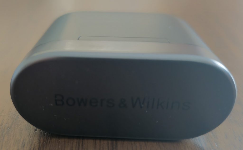 Bowers & Wilkins Pi7 S2 In-Ear-Bluetooth-Kopfhörer Ladecase von oben