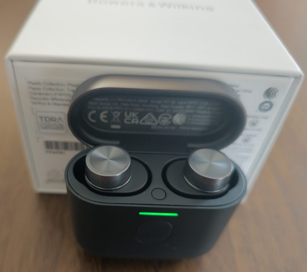 Bowers & Wilkins Pi7 S2 In-Ear-Bluetooth-Kopfhörer vor Verpackung