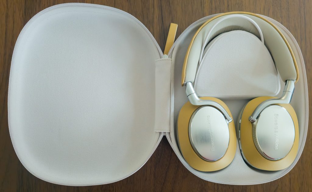 Bowers & Wilkins Px8 Over-Ear-Kopfhörer in geöffneter Aufbewahrungstasche