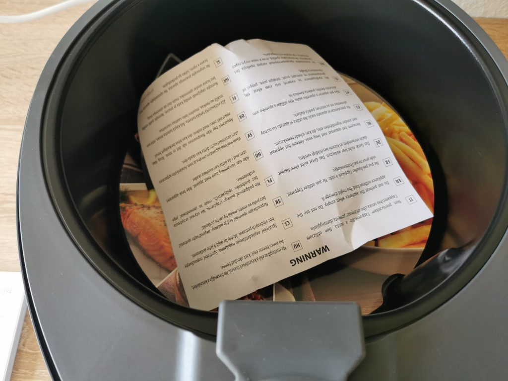 De'Longhi MultiFry Extra Chef Heißluftfritteuse Garkorb mit Zubehör verpackt