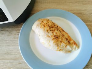 De'Longhi MultiFry Extra Chef Heißluftfritteuse Hähnchen Detail