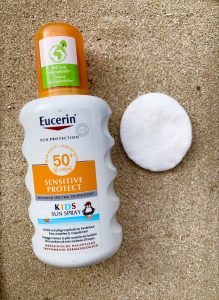 EUCERIN Sensitive Protect Kids Sun Spray 50+ Sonnencreme Wattepad-Test
