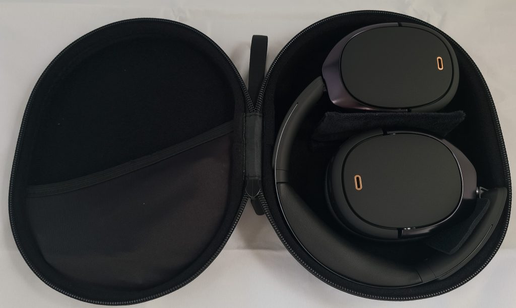 Edifier WH950NB Over-Ear-Kopfhörer Aufbewahrungstasche geöffnet