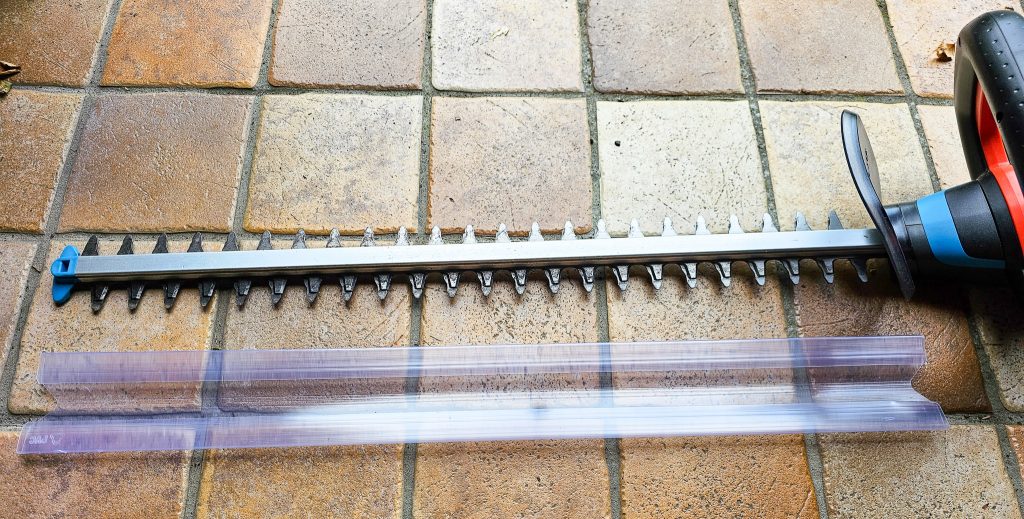 Gardena ComfortCut 60 18V-P4A Ready-To-Use Set Akku-Heckenschere Messer mit Messerschutz