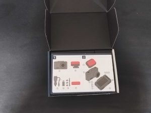 Geöffnete Verpackung der LAMAX T10 Dashcam