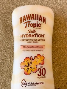 Hawaiian-Tropic-Silk-Hydration-Protective-Sonnencreme-Vorderseite-Nahansicht